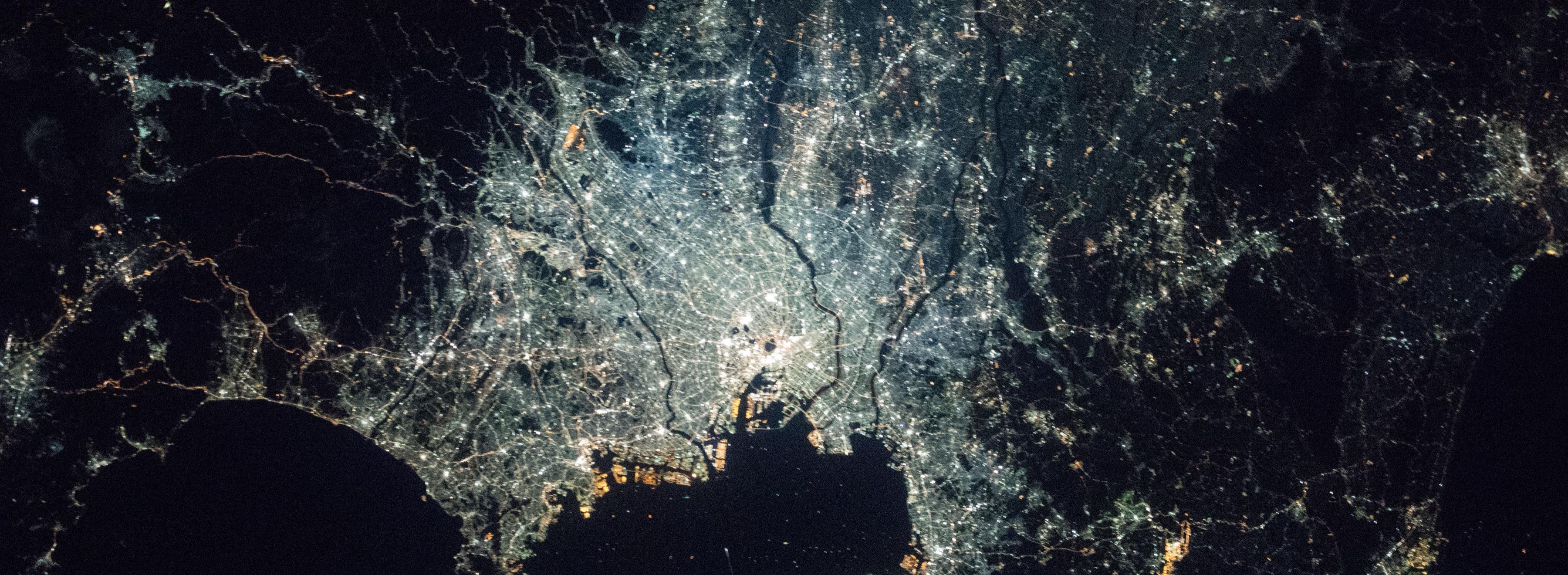 ISSから見た東京の夜景 (NASA)